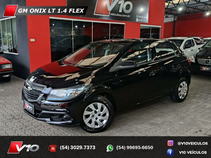 CHEVROLET ONIX 1.4 MPFI LT 8V 2013/2014 V10 VEÍCULOS CAXIAS DO SUL / Carros no Vale