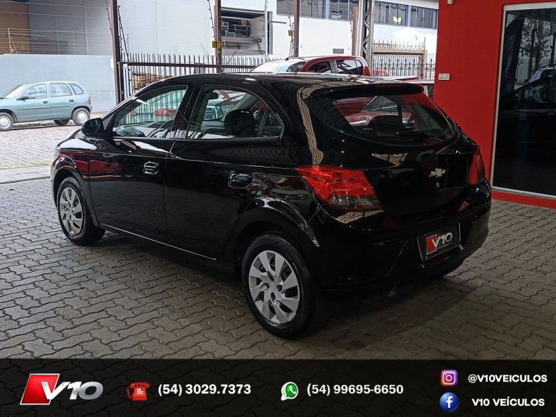 CHEVROLET ONIX 1.4 MPFI LT 8V 2013/2014 V10 VEÍCULOS CAXIAS DO SUL / Carros no Vale