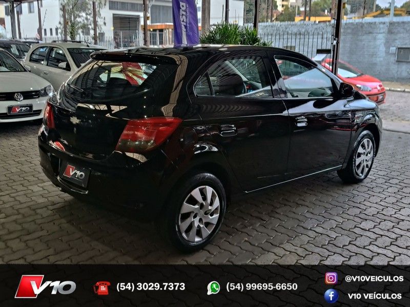 CHEVROLET ONIX 1.4 MPFI LT 8V 2013/2014 V10 VEÍCULOS CAXIAS DO SUL / Carros no Vale