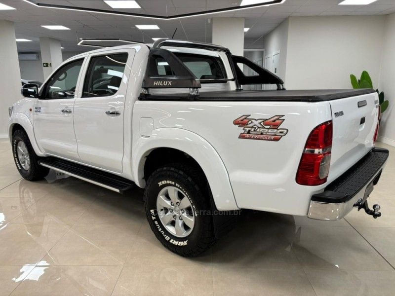 TOYOTA HILUX 3.0 SR 4X4 CD 16V TURBO INTERCOOLER 2014/2014 LUIGGI AUTOMÓVEIS CARLOS BARBOSA / Carros no Vale TOYOTA HILUX 3.0 SR 4X4 CD 16V TURBO INTERCOOLER 2014/2014 LUIGGI AUTOMÓVEIS CARLOS BARBOSA / Carros no Vale