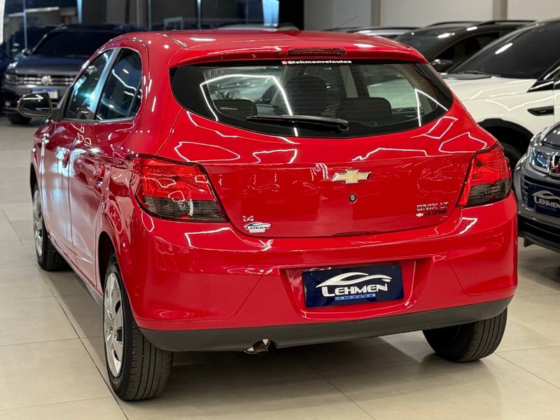 CHEVROLET ONIX 1.4 MPFI LT 8V 2013/2014 LEHMEN VEÍCULOS VENÂNCIO AIRES / Carros no Vale