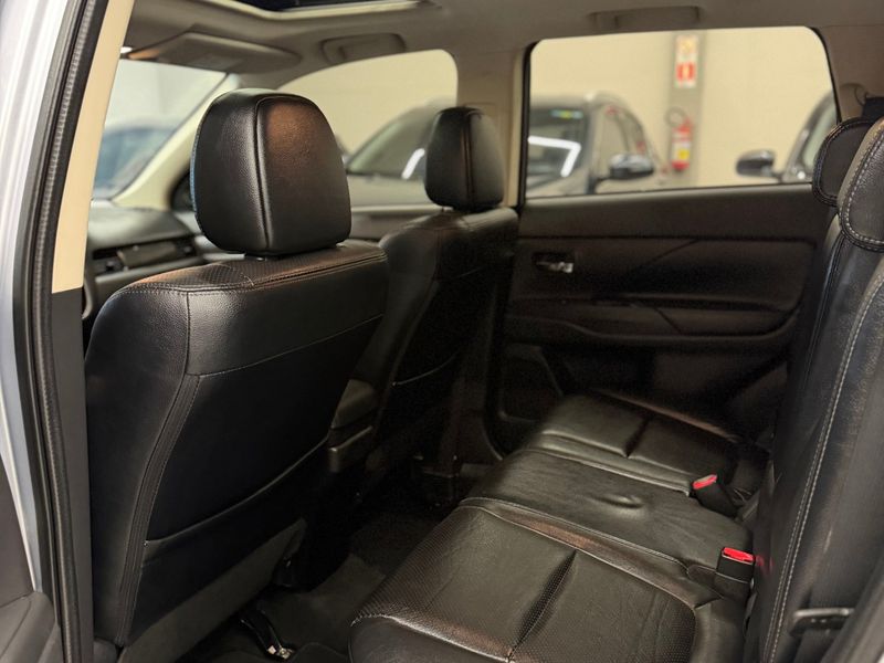 MITSUBISHI OUTLANDER 2.2 MIVEC DI-D HPE-S AWD 2015/2016 LEHMEN VEÍCULOS VENÂNCIO AIRES / Carros no Vale