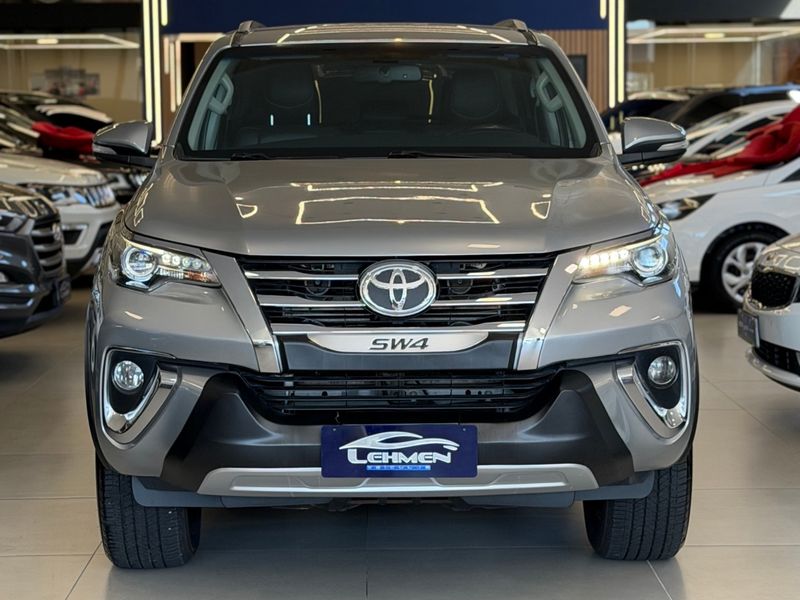 TOYOTA HILUX SW4 2.8 SRX 4X4 16V TURBO INTERCOOLER 2016/2016 LEHMEN VEÍCULOS VENÂNCIO AIRES / Carros no Vale TOYOTA HILUX SW4 2.8 SRX 4X4 16V TURBO INTERCOOLER 2016/2016 LEHMEN VEÍCULOS VENÂNCIO AIRES / Carros no Vale