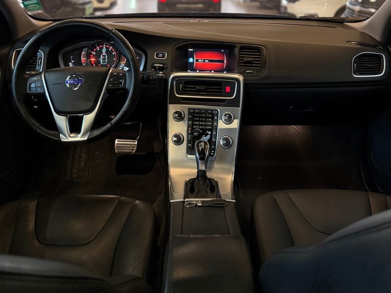 VOLVO V60 2.0 T4 MOMENTUM 2017/2018 LEHMEN VEÍCULOS VENÂNCIO AIRES / Carros no Vale