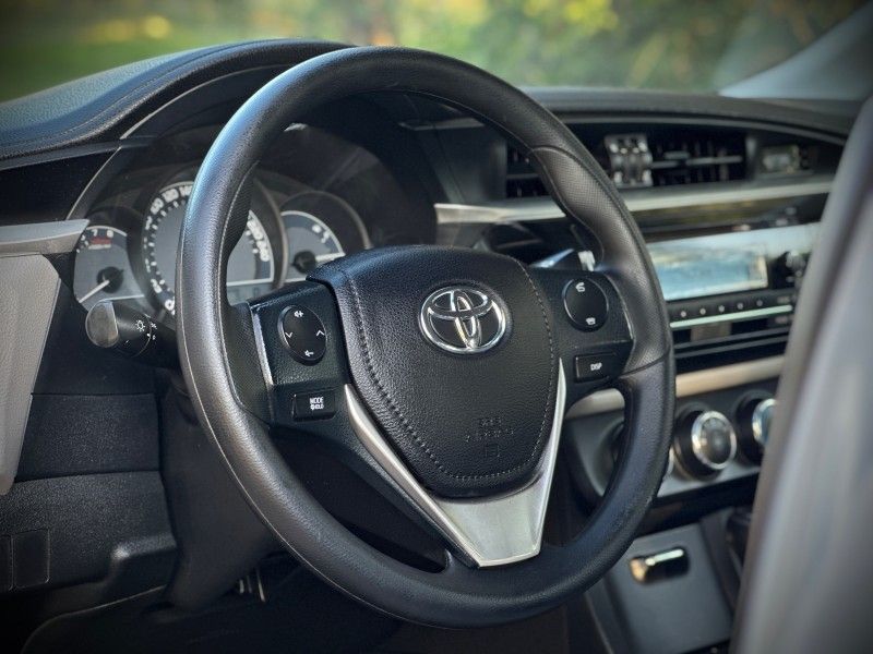 Toyota COROLLA GLi 1.8 2015 NEUMANN VEÍCULOS ARROIO DO MEIO / Carros no Vale Toyota COROLLA GLi 1.8 2015 NEUMANN VEÍCULOS ARROIO DO MEIO / Carros no Vale