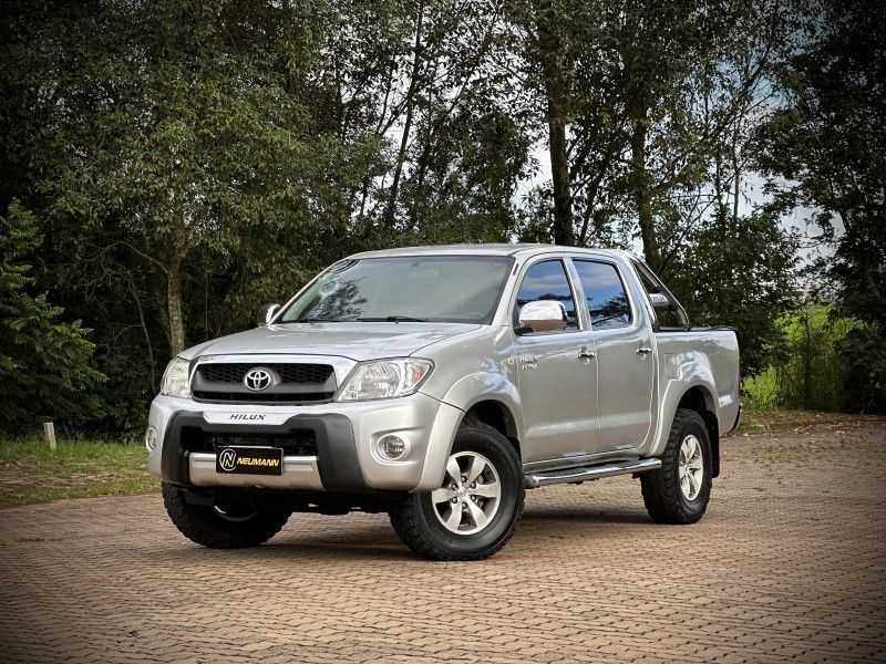 Toyota HILUX CAB.DUPLA SR 2.7 2010 NEUMANN VEÍCULOS ARROIO DO MEIO / Carros no Vale Toyota HILUX CAB.DUPLA SR 2.7 2010 NEUMANN VEÍCULOS ARROIO DO MEIO / Carros no Vale