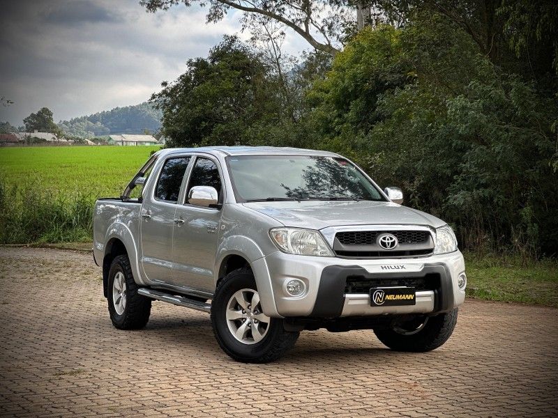 Toyota HILUX CAB.DUPLA SR 2.7 2010 NEUMANN VEÍCULOS ARROIO DO MEIO / Carros no Vale Toyota HILUX CAB.DUPLA SR 2.7 2010 NEUMANN VEÍCULOS ARROIO DO MEIO / Carros no Vale