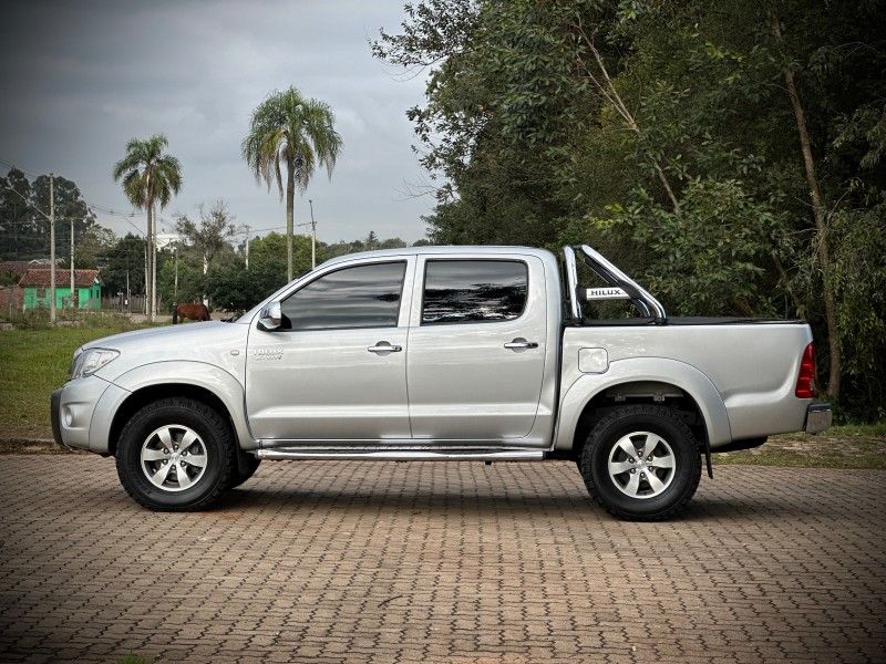 Toyota HILUX CAB.DUPLA SR 2.7 2010 NEUMANN VEÍCULOS ARROIO DO MEIO / Carros no Vale Toyota HILUX CAB.DUPLA SR 2.7 2010 NEUMANN VEÍCULOS ARROIO DO MEIO / Carros no Vale