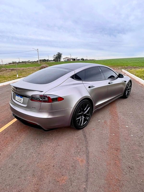 TESLA MODEL S ELÉTRICO PLAID 2021/2021 FÁBIO BERNARDES PORTO ALEGRE / Carros no Vale
