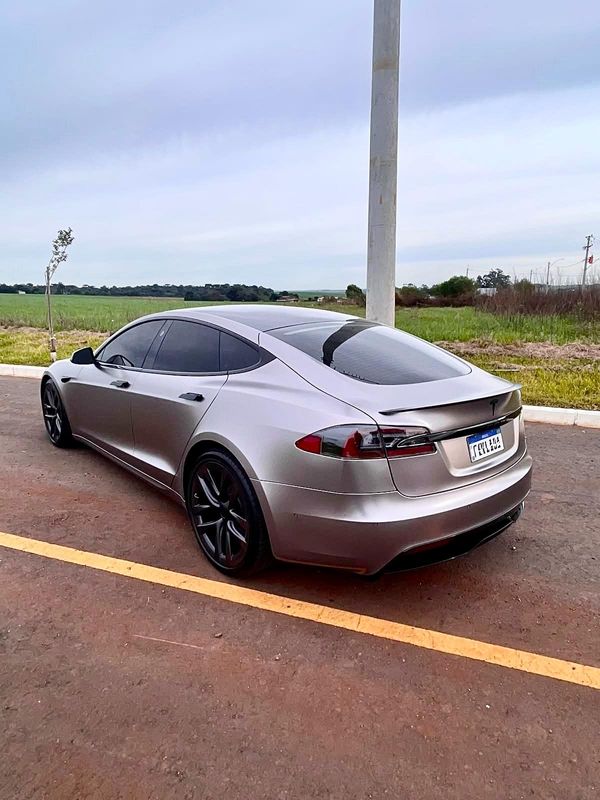 TESLA MODEL S ELÉTRICO PLAID 2021/2021 FÁBIO BERNARDES PORTO ALEGRE / Carros no Vale