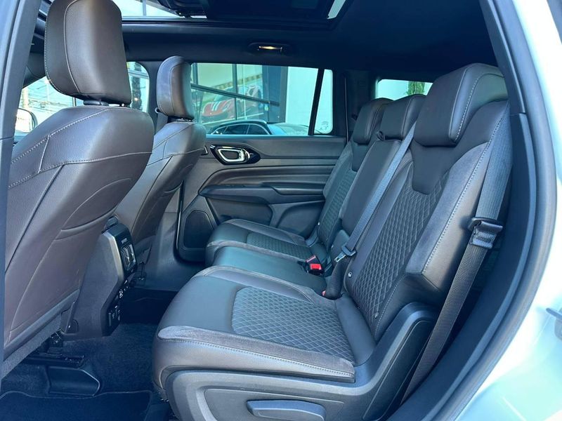 Jeep Commander Overland T270 1.3 TB Flex Aut. 2022/2023 CONCEPT MOTORS PASSO FUNDO / Carros no Vale Jeep Commander Overland T270 1.3 TB Flex Aut. 2022/2023 CONCEPT MOTORS PASSO FUNDO / Carros no Vale