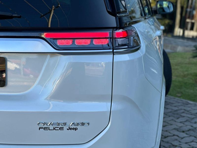 Jeep Commander Overland T270 1.3 TB Flex Aut. 2022/2023 CONCEPT MOTORS PASSO FUNDO / Carros no Vale Jeep Commander Overland T270 1.3 TB Flex Aut. 2022/2023 CONCEPT MOTORS PASSO FUNDO / Carros no Vale