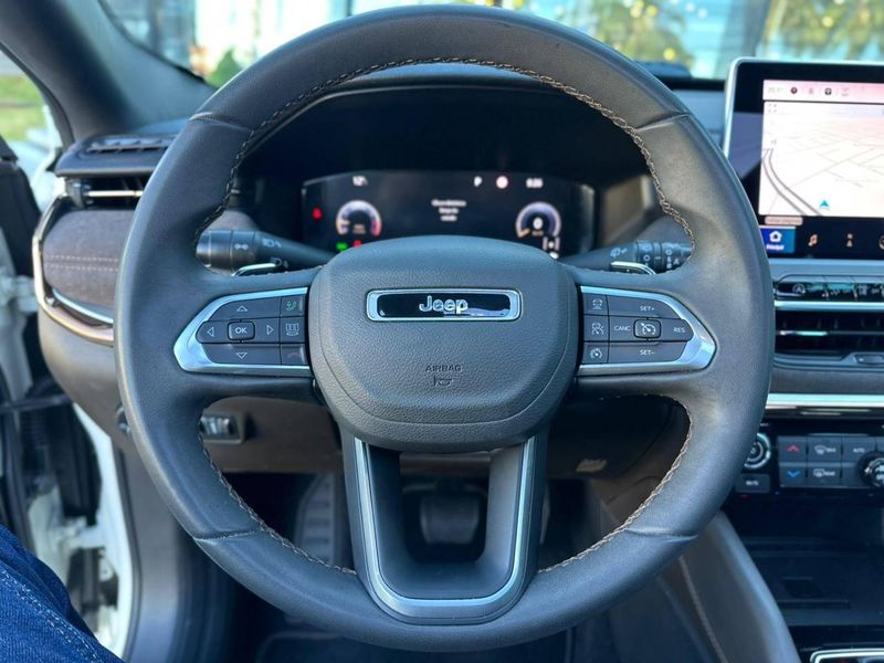 Jeep Commander Overland T270 1.3 TB Flex Aut. 2022/2023 CONCEPT MOTORS PASSO FUNDO / Carros no Vale Jeep Commander Overland T270 1.3 TB Flex Aut. 2022/2023 CONCEPT MOTORS PASSO FUNDO / Carros no Vale