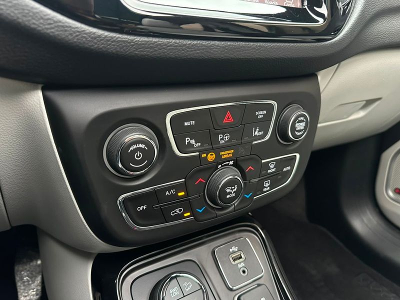 Jeep Compass LIMITED 2.0 4×4 Diesel 16V Aut. 2017/2018 CONCEPT MOTORS PASSO FUNDO / Carros no Vale Jeep Compass LIMITED 2.0 4×4 Diesel 16V Aut. 2017/2018 CONCEPT MOTORS PASSO FUNDO / Carros no Vale