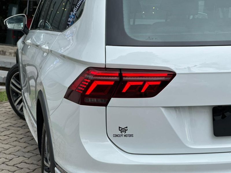 Volkswagen Tiguan Allspac R-Line 300 TSI 2.0 2024/2024 CONCEPT MOTORS PASSO FUNDO / Carros no Vale