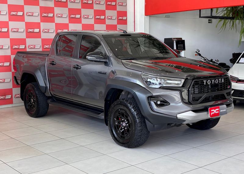 Toyota Hilux CD GR-S 4×4 2.8 TDI Dies 2024/2024 PC VEÍCULOS SANTA CRUZ DO SUL / Carros no Vale Toyota Hilux CD GR-S 4×4 2.8 TDI Dies 2024/2024 PC VEÍCULOS SANTA CRUZ DO SUL / Carros no Vale