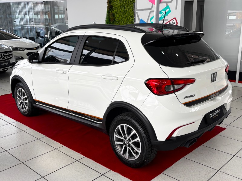 FIAT ARGO 1.3 8V TREKKING FLEX 4P MANUAL 2024/2025 DUARTE VEÍCULOS PORTO ALEGRE / Carros no Vale