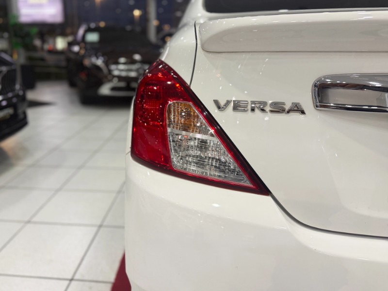 NISSAN VERSA UNIQUE 1.6 16V FLEXSTART 2017/2018 DUARTE VEÍCULOS PORTO ALEGRE / Carros no Vale