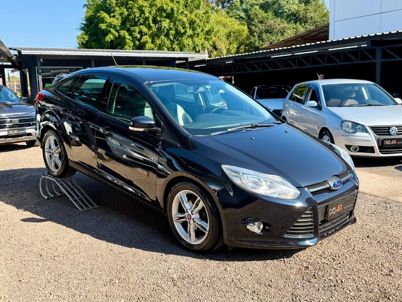 FORD FOCUS 2.0 SEDAN /2014 AR MULTIMARCAS VENÂNCIO AIRES / Carros no Vale