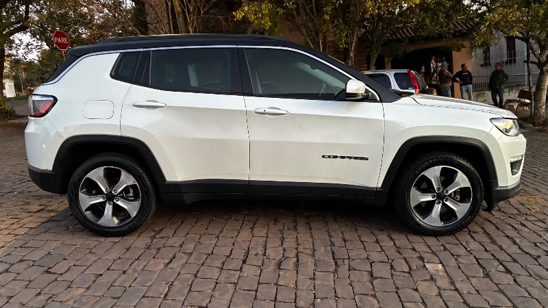 JEEP COMPASS 2.0 16V FLEX LONGITUDE AUTOMÁTICO 2017/2018 COMPLETO VEÍCULOS GUAPORÉ / Carros no Vale JEEP COMPASS 2.0 16V FLEX LONGITUDE AUTOMÁTICO 2017/2018 COMPLETO VEÍCULOS GUAPORÉ / Carros no Vale