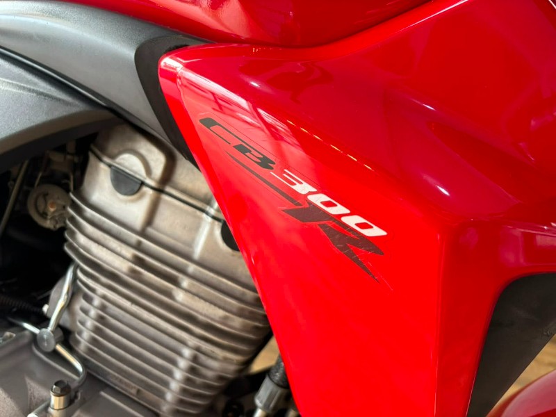 HONDA MOTOS CB 300R /2014 RT 811 VEÍCULOS ARROIO DO MEIO / Carros no Vale