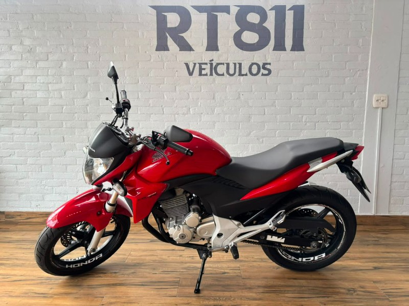 HONDA MOTOS CB 300R /2014 RT 811 VEÍCULOS ARROIO DO MEIO / Carros no Vale