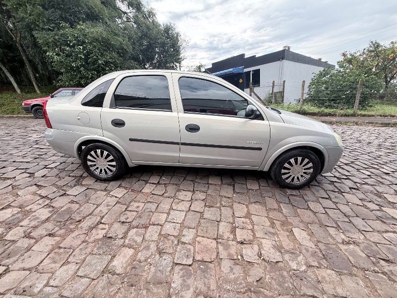 CHEVROLET CORSA SEDAN PREMIUM 1.0 2005/2005 ELY AUTOMÓVEIS LAJEADO / Carros no Vale
