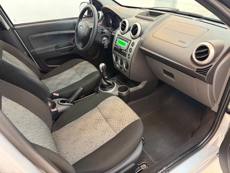 FORD FIESTA 1.6 SE 2014/2014 LUCAS AUTOMÓVEIS BOM RETIRO DO SUL / Carros no Vale