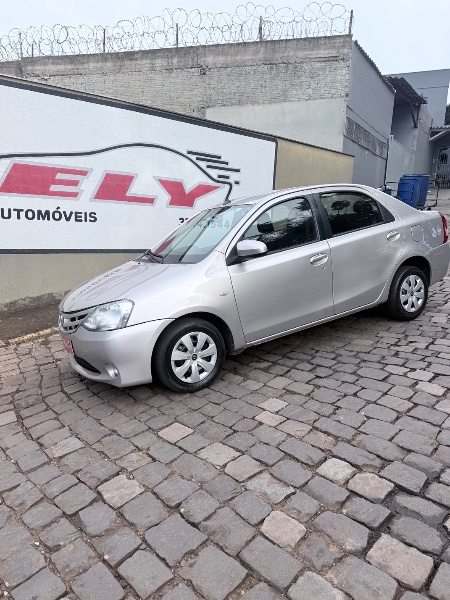TOYOTA ETIOS 1.5 XS 16V FLEX 4P AUTOMÁTICO 2017/2017 ELY AUTOMÓVEIS LAJEADO / Carros no Vale