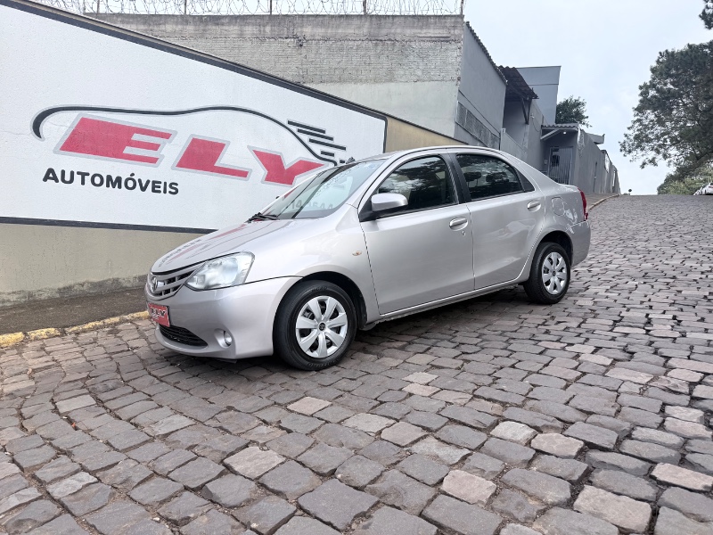 TOYOTA ETIOS 1.5 XS 16V FLEX 4P AUTOMÁTICO 2017/2017 ELY AUTOMÓVEIS LAJEADO / Carros no Vale