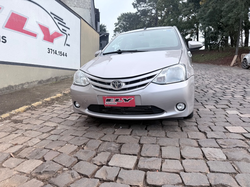 TOYOTA ETIOS 1.5 XS 16V FLEX 4P AUTOMÁTICO 2017/2017 ELY AUTOMÓVEIS LAJEADO / Carros no Vale