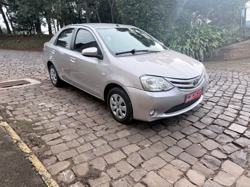 TOYOTA ETIOS 1.5 XS 16V FLEX 4P AUTOMÁTICO 2017/2017 ELY AUTOMÓVEIS LAJEADO / Carros no Vale