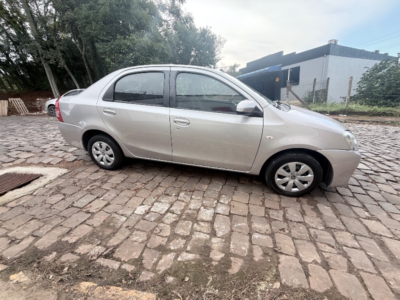 TOYOTA ETIOS 1.5 XS 16V FLEX 4P AUTOMÁTICO 2017/2017 ELY AUTOMÓVEIS LAJEADO / Carros no Vale