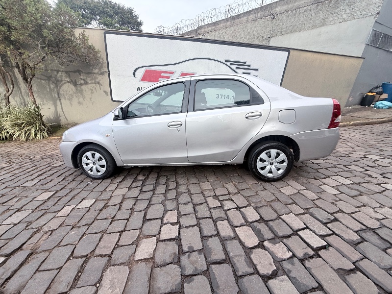 TOYOTA ETIOS 1.5 XS 16V FLEX 4P AUTOMÁTICO 2017/2017 ELY AUTOMÓVEIS LAJEADO / Carros no Vale