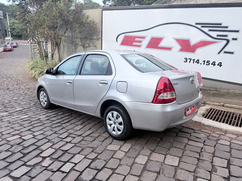 TOYOTA ETIOS 1.5 XS 16V FLEX 4P AUTOMÁTICO 2017/2017 ELY AUTOMÓVEIS LAJEADO / Carros no Vale