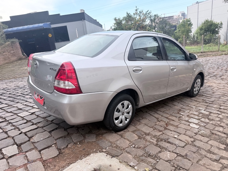TOYOTA ETIOS 1.5 XS 16V FLEX 4P AUTOMÁTICO 2017/2017 ELY AUTOMÓVEIS LAJEADO / Carros no Vale