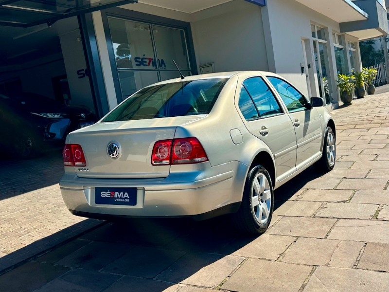 VOLKSWAGEN BORA 2.0 MI 8V FLEX 4P AUTOMÁTICO 2009/2010 SÉTIMA VEÍCULOS GUAPORÉ / Carros no Vale