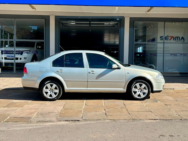 VOLKSWAGEN BORA 2.0 MI 8V FLEX 4P AUTOMÁTICO 2009/2010 SÉTIMA VEÍCULOS GUAPORÉ / Carros no Vale