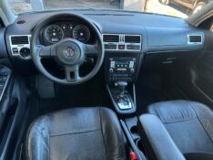 VOLKSWAGEN BORA 2.0 MI 8V FLEX 4P AUTOMÁTICO 2009/2010 SÉTIMA VEÍCULOS GUAPORÉ / Carros no Vale