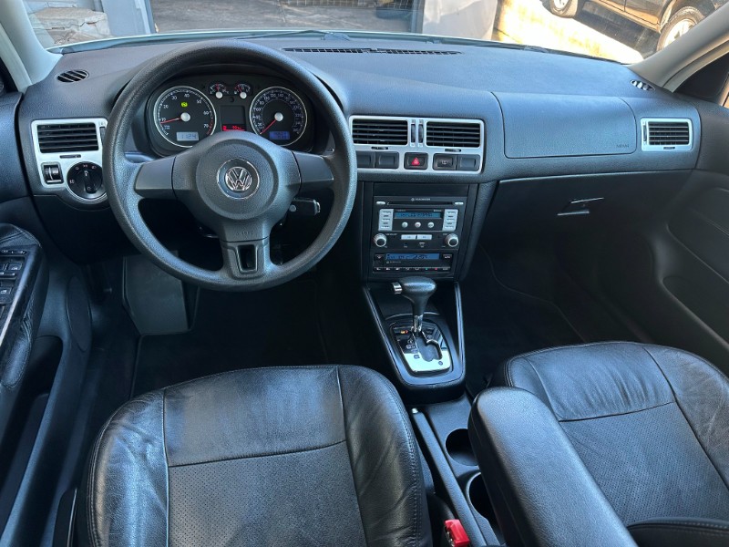VOLKSWAGEN BORA 2.0 MI 8V FLEX 4P AUTOMÁTICO 2009/2010 SÉTIMA VEÍCULOS GUAPORÉ / Carros no Vale