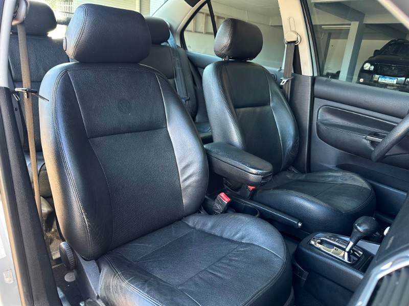 VOLKSWAGEN BORA 2.0 MI 8V FLEX 4P AUTOMÁTICO 2009/2010 SÉTIMA VEÍCULOS GUAPORÉ / Carros no Vale