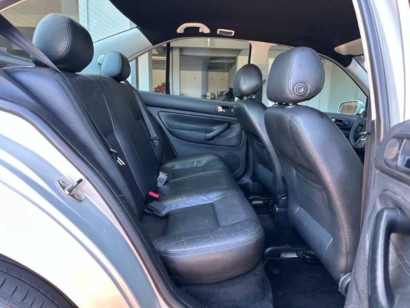 VOLKSWAGEN BORA 2.0 MI 8V FLEX 4P AUTOMÁTICO 2009/2010 SÉTIMA VEÍCULOS GUAPORÉ / Carros no Vale