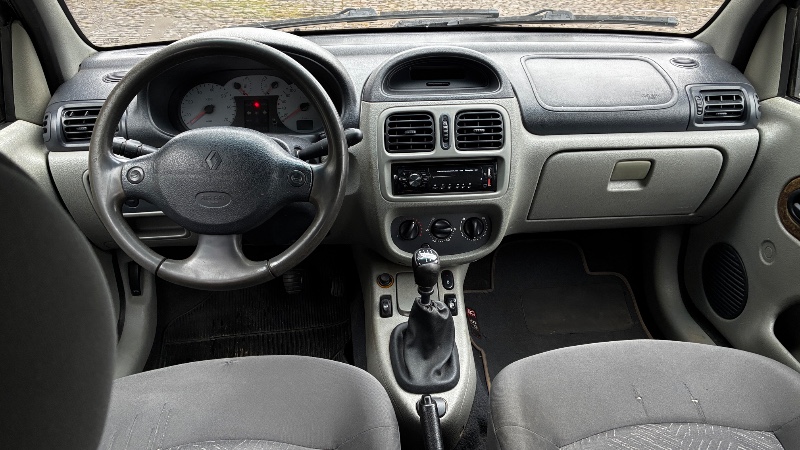 RENAULT CLIO HATCH PRIVILEGE 1.0 16V FLEX 2004 2004/2004 COMPLETO VEÍCULOS GUAPORÉ / Carros no Vale RENAULT CLIO HATCH PRIVILEGE 1.0 16V FLEX 2004 2004/2004 COMPLETO VEÍCULOS GUAPORÉ / Carros no Vale