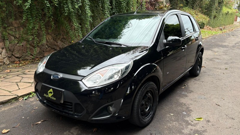 FORD FIESTA SE 1.0 2014/2014 ESTAÇÃO DO CARRO ESTRELA / Carros no Vale