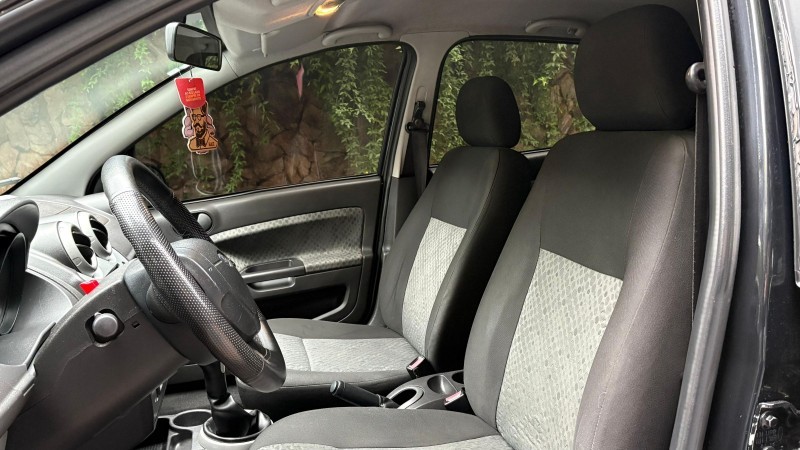FORD FIESTA SE 1.0 2014/2014 ESTAÇÃO DO CARRO ESTRELA / Carros no Vale