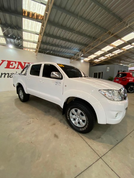 TOYOTA HILUX CABINE DUPLA SR 2008/2009 LAVENDA VEÍCULOS ARROIO DO MEIO / Carros no Vale