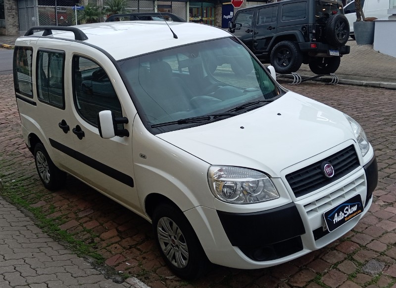 FIAT DOBLO 1.4 ATTRACTIVE 8V 2014/2014 AUTO SHOW SANTA CRUZ DO SUL / Carros no Vale