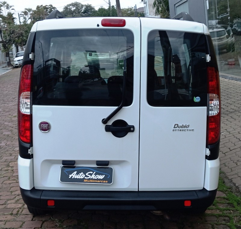 FIAT DOBLO 1.4 ATTRACTIVE 8V 2014/2014 AUTO SHOW SANTA CRUZ DO SUL / Carros no Vale