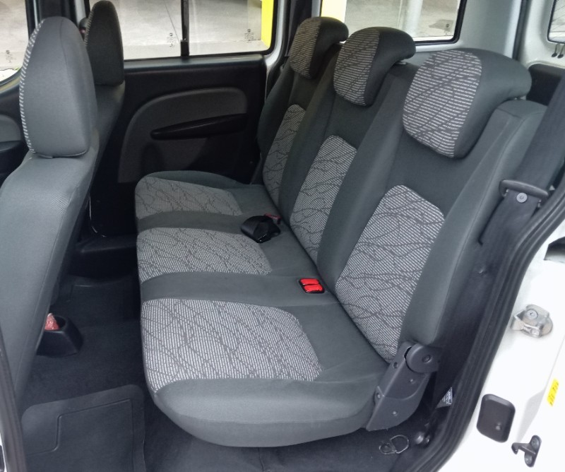 FIAT DOBLO 1.4 ATTRACTIVE 8V 2014/2014 AUTO SHOW SANTA CRUZ DO SUL / Carros no Vale