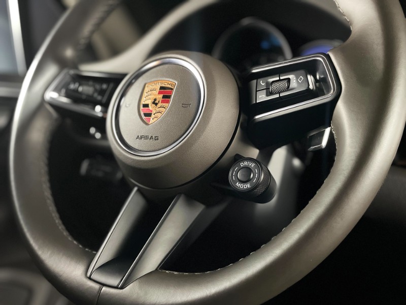 PORSCHE MACAN 2.0 TURBO GASOLINA PDK 2024/2024 DUARTE VEÍCULOS PORTO ALEGRE / Carros no Vale